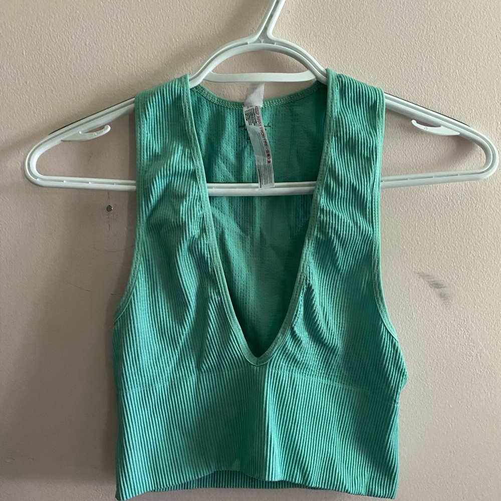 URBAN OUTFITTERS green stretchy crop tank